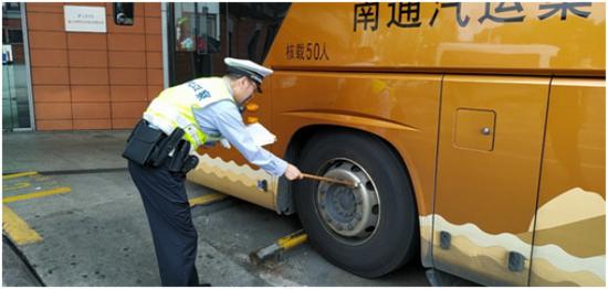 图说:徐汇交警在检查车辆轮胎。徐汇交警供图(下同)