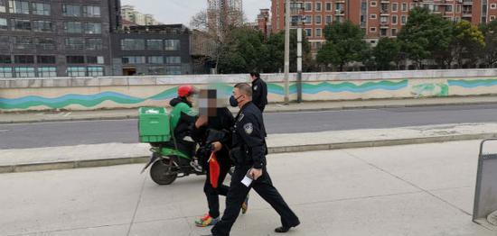 图说:民警将王某带回所里审查 长风新村街道供图