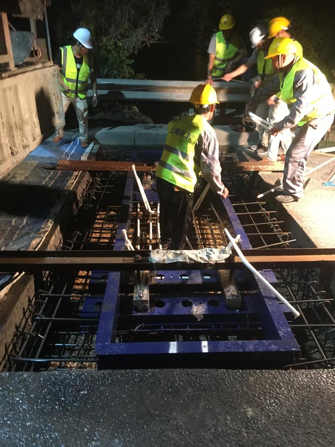 施工人员在高速公路入口安装称重检测设备