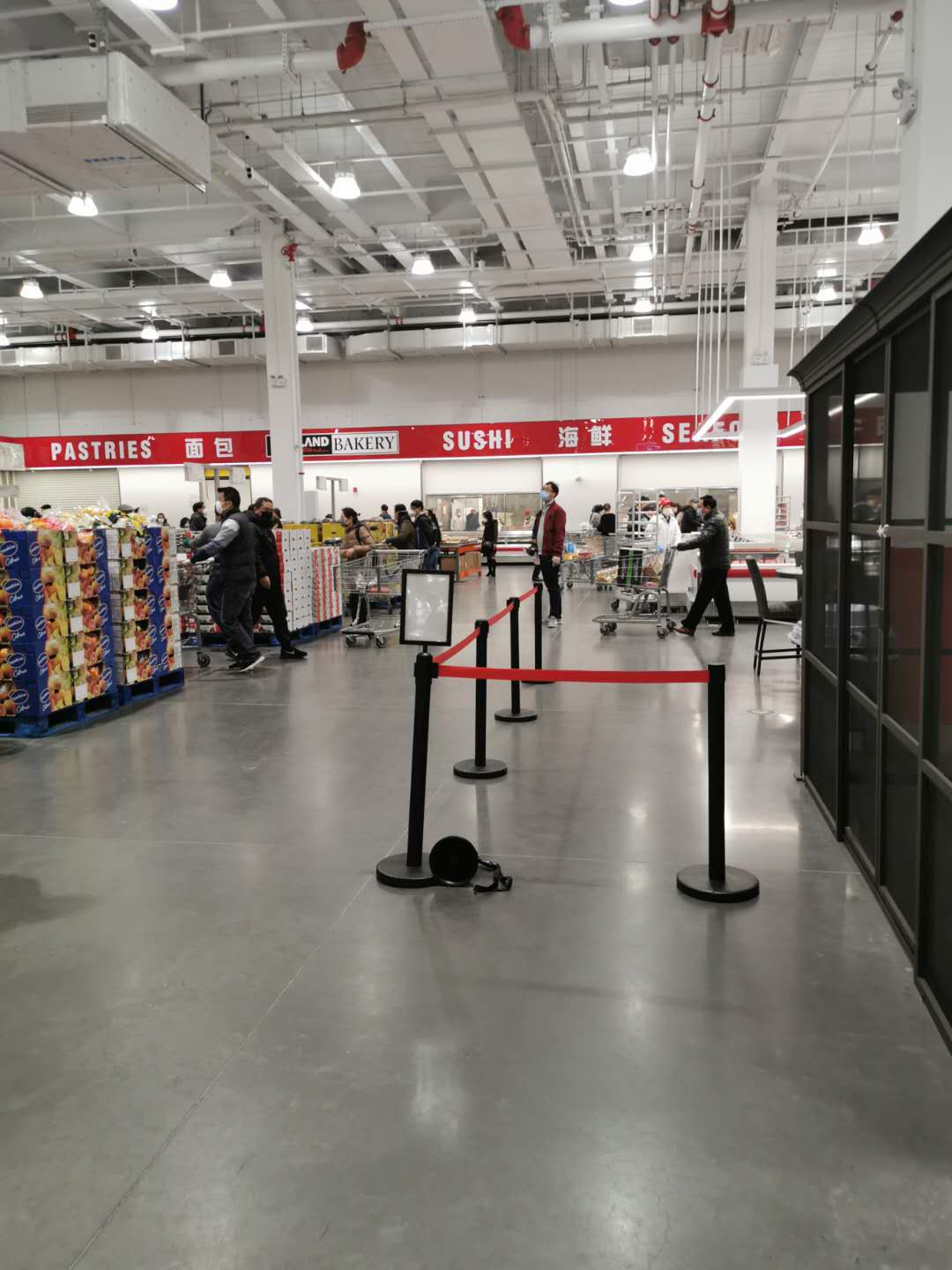 23日中午，开市客超市内已经设置了一米线等隔离设施