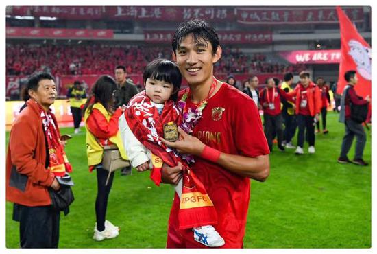 图说:弟子们赛后纷纷感谢徐根宝的栽培。
