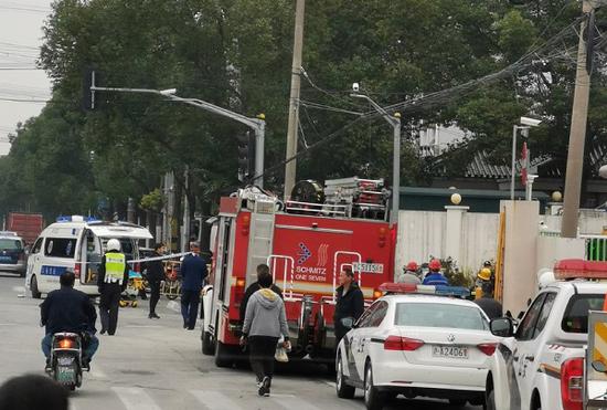 图说:莲溪路一工地的挖掘机侧翻操作工人不幸身亡 网友供图