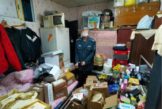 图说：民警在嫌疑人家中找到大量盗窃而来的快递包裹。