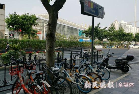 图说:铁路上海站“非机动车停放区”被划成“禁停区” 新民晚报记者 王军 摄(下同)