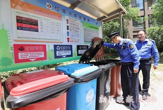 图说:居民小区没有在垃圾箱房设置四分类桶,被责令改正 新民晚报记者 周馨 摄(下同)