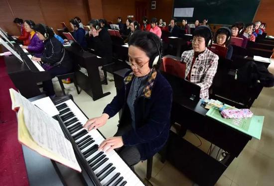 2018上海老人14项福利一览 增加养老金5月18