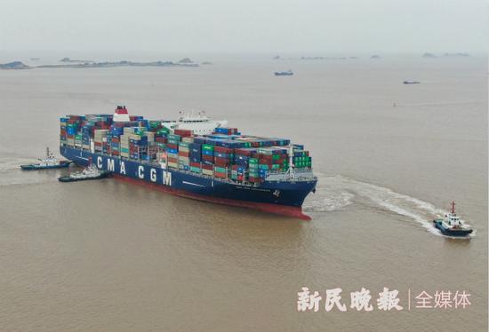 图说:载有进博会商品达飞阿肯色州号靠岸。陈梦泽