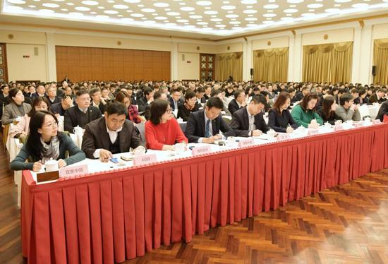 会上,企业代表听得格外认真。 陈正宝摄