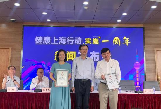 张文宏、何婕共同被聘为“健康上海行动推广大使”。澎湃新闻记者 陈斯斯 图