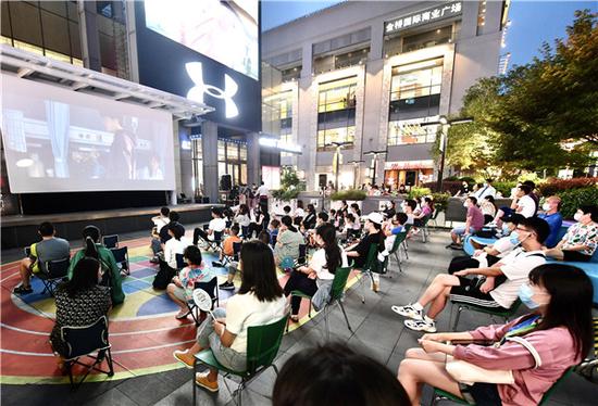图说:上影节露天放映 资料图 新民晚报记者 徐程 摄