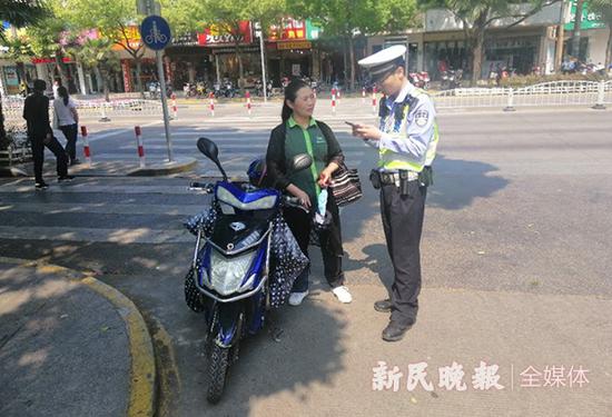 图说:一市民骑电动车通过斑马线被罚。 警方供图