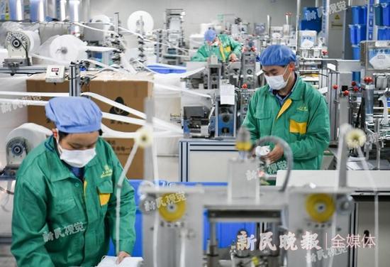 图说:上海口罩生产企业已经紧急召回员工组织生产 来源/陈梦泽 摄