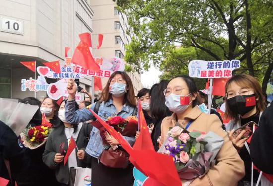 4月14日,700余名上海支援湖北医疗队员结束隔离。