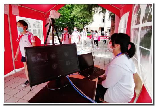 上南实验小学采用人脸识别、红外线体温检测“双保险”,确保学生安全入校