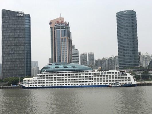 在船上看到的国际客运中心。本文图片均为澎湃新闻记者 邹娟 图