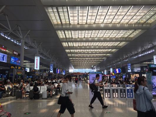 8月1日,虹桥火车站候车大厅的分类垃圾桶 澎湃新闻记者 何颖晗 实习生 汪黄稳 图