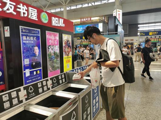 8月1日,虹桥火车站,来上海出差的李先生仔细阅读后,把汉堡包盒子扔进了印有“一次性餐具”的干垃圾箱。澎湃新闻记者 何颖晗 实习生 汪黄稳 图