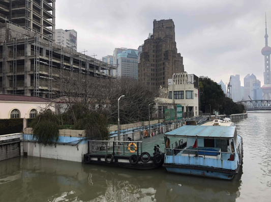 乍浦路桥东侧改造前:原为封闭的海事码头及办公用房