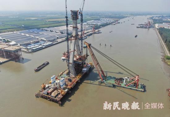 图说:昆阳路越江大桥主桥主塔南北侧首轮两节水上主梁成功吊装到位新民晚报记者陈梦泽/摄下同