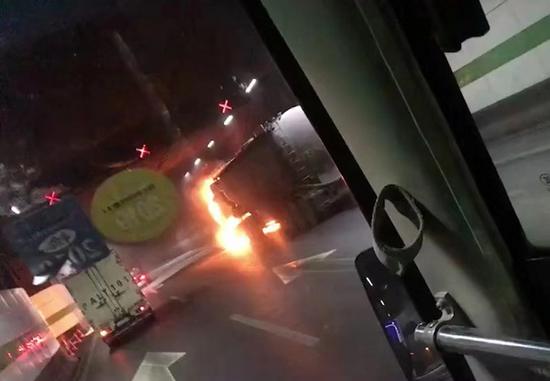 图说:长江隧道内发生一起水泥槽罐车自燃事故。来源/网友供图(下同)