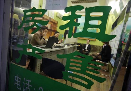 图说:一两名工作人员在拨打电话