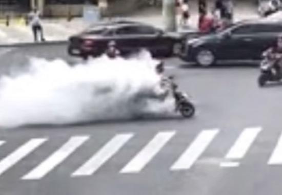 图说:电瓶车冒烟 网友供图(下同)