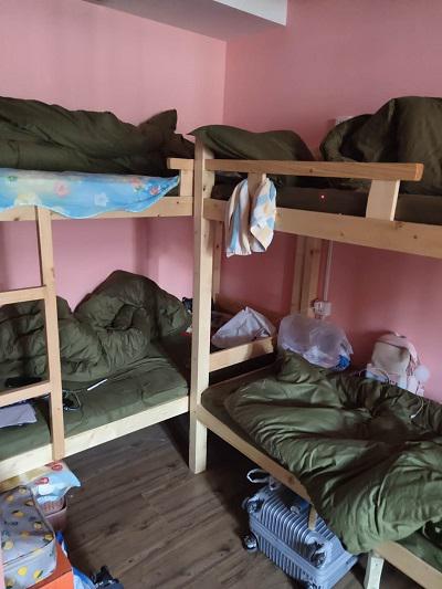 图说：别墅内被高低床塞得几乎没有多余的空间 来源/九亭城管供图（下同）