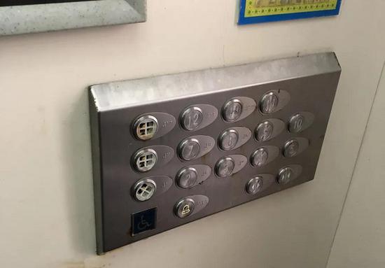 图说:电梯内控制按钮缺失