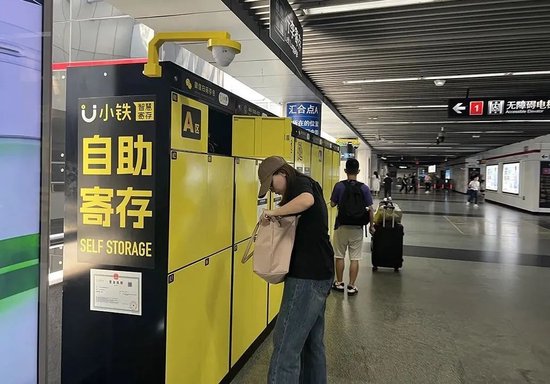 　乘客在人民广场地铁站寄存行李。