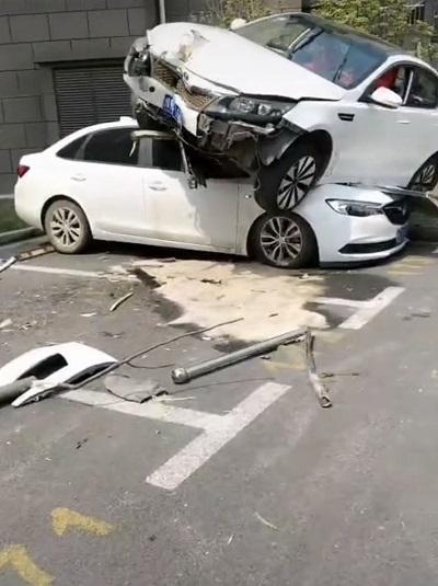 图说:一辆轿车骑上了另一辆轿车的车头 采访对象供图