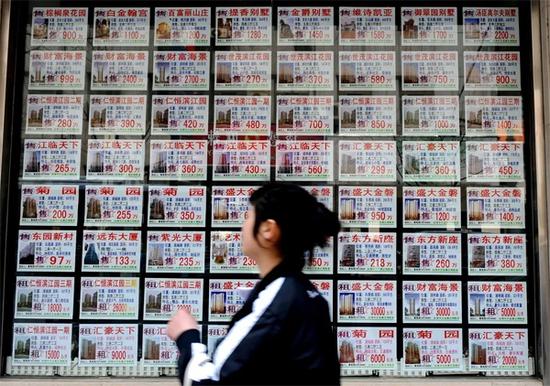 图说:中介门店门口的二手房信息