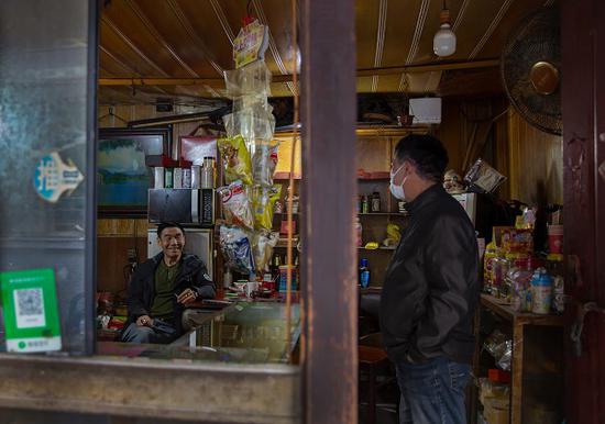 图说:“何晨杂货店”内因为正在清货和收拾东西,显得有些杂乱。何云富说,这是自己第二次退休