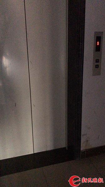 图说:38号楼的这部故障电梯仍在运营 新民晚报记者 徐驰 摄