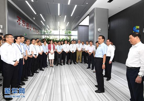 7月22日至23日,中共中央政治局常委、国务院总理李克强在上海考察。这是7月23日,李克强在上海市大数据中心就开展“不忘初心、牢记使命”主题教育进行调研指导。 新华社记者 饶爱民 摄