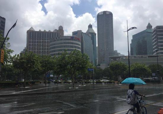 昨天上海,有晴天也有暴雨