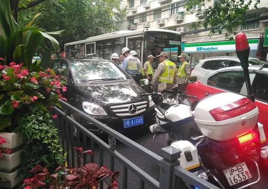 在一路违法后,车辆最终在瑞金医院附近被民警截获。网友供图