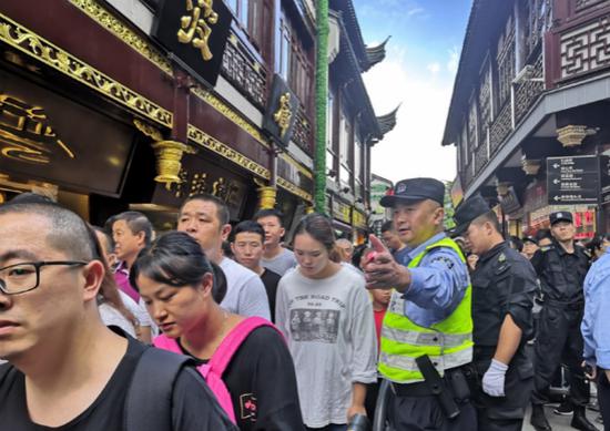 图说:民警疏导旅客有序通行。警方供图