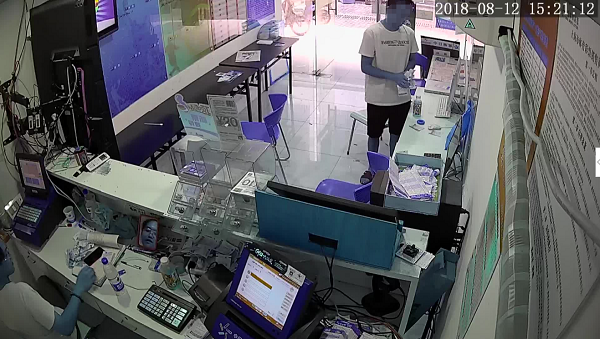 图说:男子赊账购买彩票 奉贤警方供图
