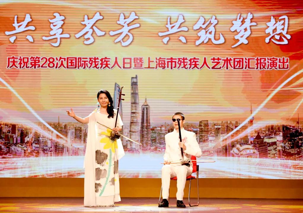 ▲马晓晖、马成-二胡演奏《祖国》