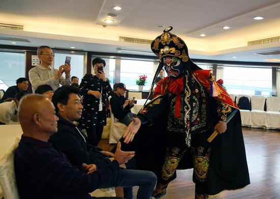 船上游客不少都是本地的中老年游客