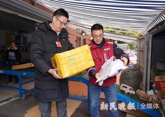 图说：姚新代表（左）关注快递过度包装问题 新民晚报首席记者 刘歆 摄