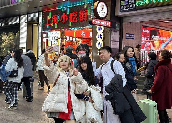 在南京路步行街合影的二次元爱好者。摄影:方卓然