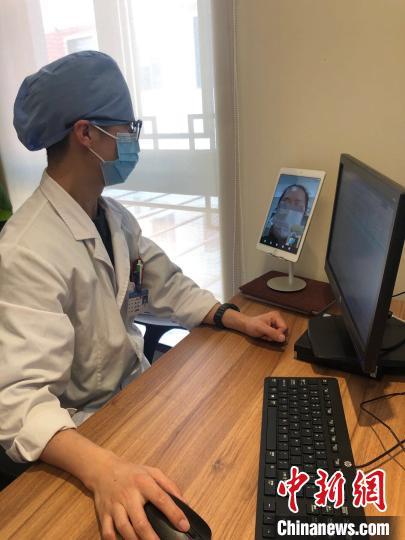 “互联网 医疗”的诊疗服务，突破了医患空间限制，避免了院内交叉感染。　沈莉 摄