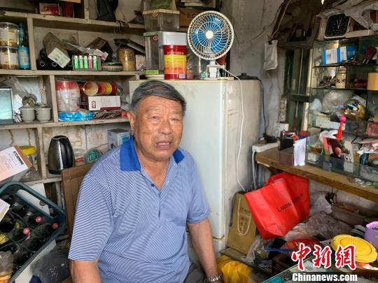 吕树生告诉记者,如今已经很少有人打传呼电话了。 康玉湛 摄