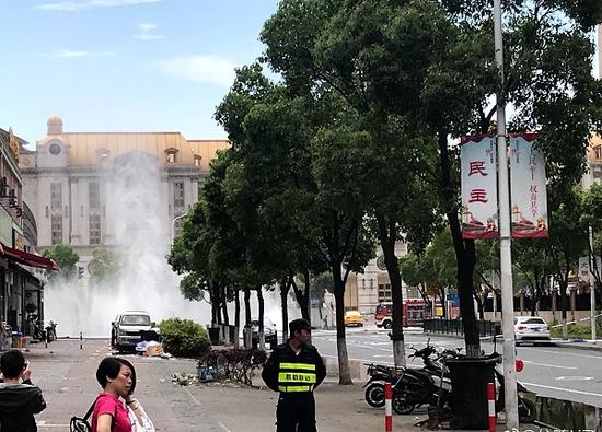 图说:事发浦东新区和炯路三彩路路口 来源/网友供图