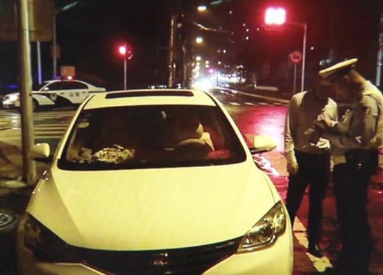图说:交警在查酒驾 来源/警方供图(下同)