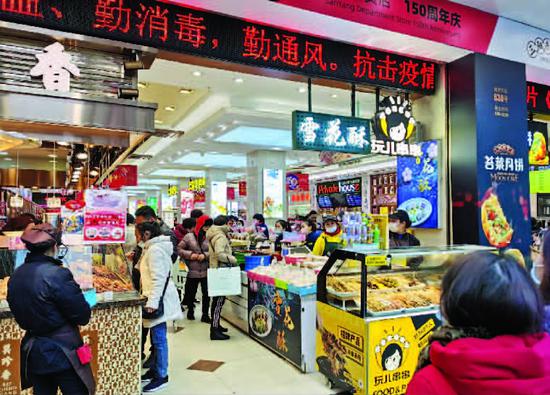 南京路步行街叫卖声此起彼伏 游客:感觉到了小商品市场