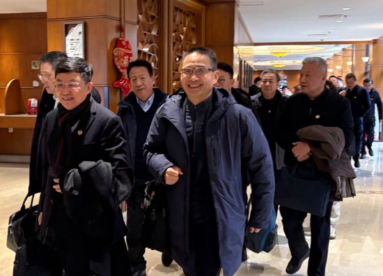 3月3日中午，在沪全国政协委员出发前往机场，启程赴京。澎湃新闻记者 陈悦 图