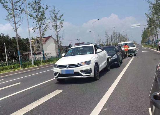 图说:六奉公路张闵路发生一起四车追尾事故 来源/市民高小姐供图