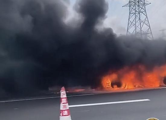 图说：车辆起火事故现场&nbsp; 来源/网友供图 